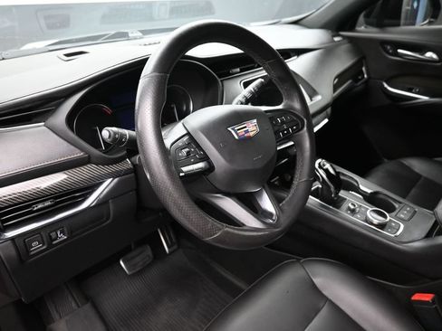 Used 2022 Cadillac XT4 Sport w/ Safety Alert Package FWD image 18