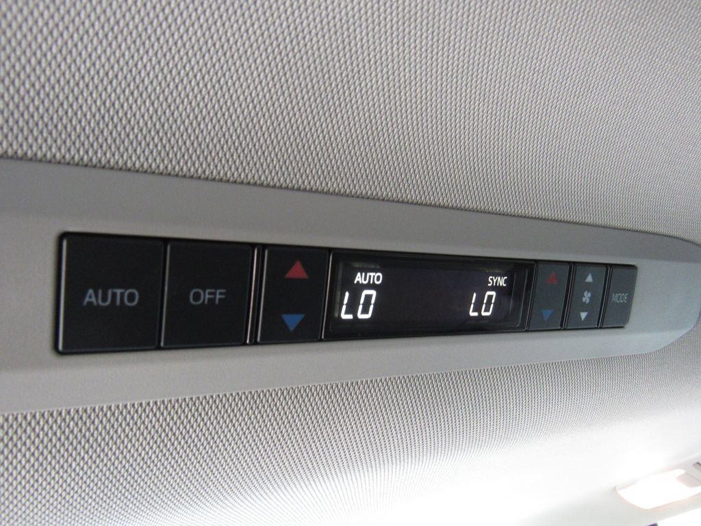Certified 2025 Toyota Sienna XLE FWD image 36