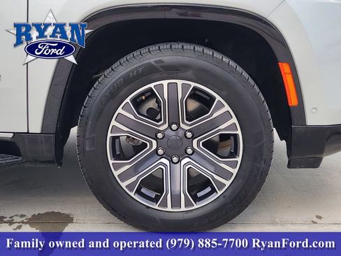 Used 2024 Jeep Wagoneer Series II w/ Flexible Seating Group RWD image 7