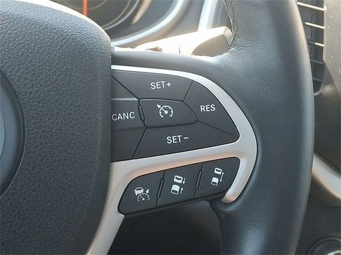 Used 2017 Jeep Cherokee Overland w/ Technology Group image 23