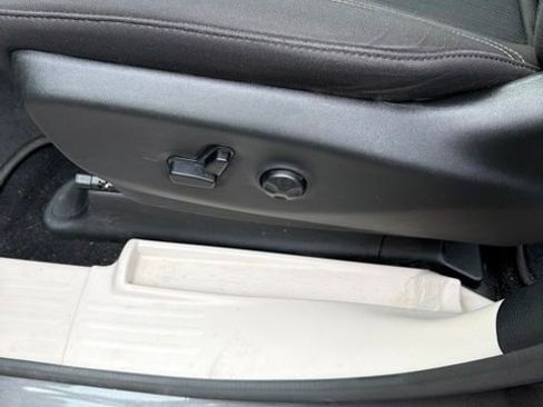 Used 2020 Chrysler Voyager LX FWD image 11