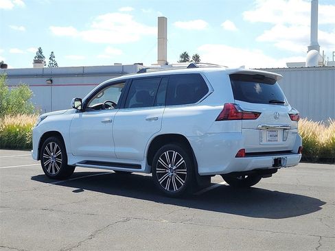 Used 2017 Lexus LX 570 4WD image 2