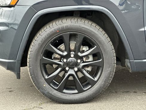 Used 2018 Jeep Grand Cherokee Altitude image 27