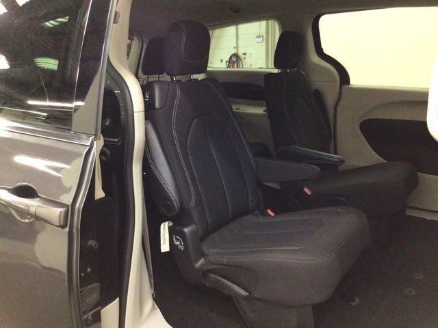 Used 2022 Chrysler Voyager LX FWD image 12