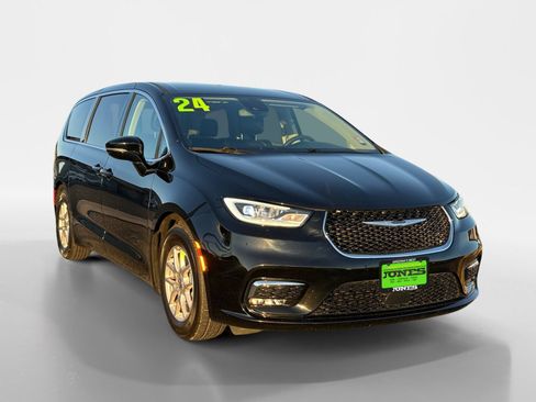 Used 2024 Chrysler Pacifica Touring-L FWD image 9