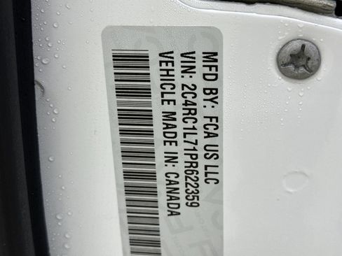 Used 2023 Chrysler Pacifica Touring-L image 34