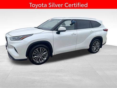 Certified 2021 Toyota Highlander Platinum AWD/4WD image 2