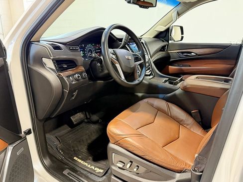 Used 2016 Cadillac Escalade ESV Premium image 28