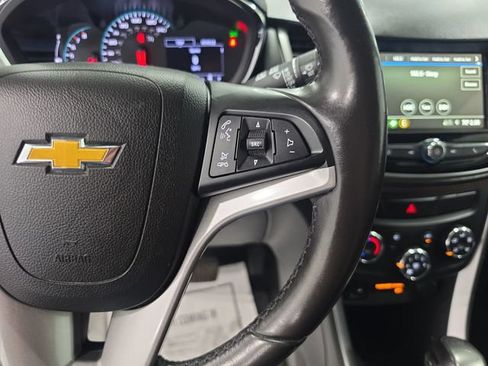 Used 2019 Chevrolet Trax LT w/ LT Convenience Package FWD image 17