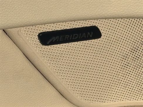 Used 2017 Jaguar XF Premium image 18