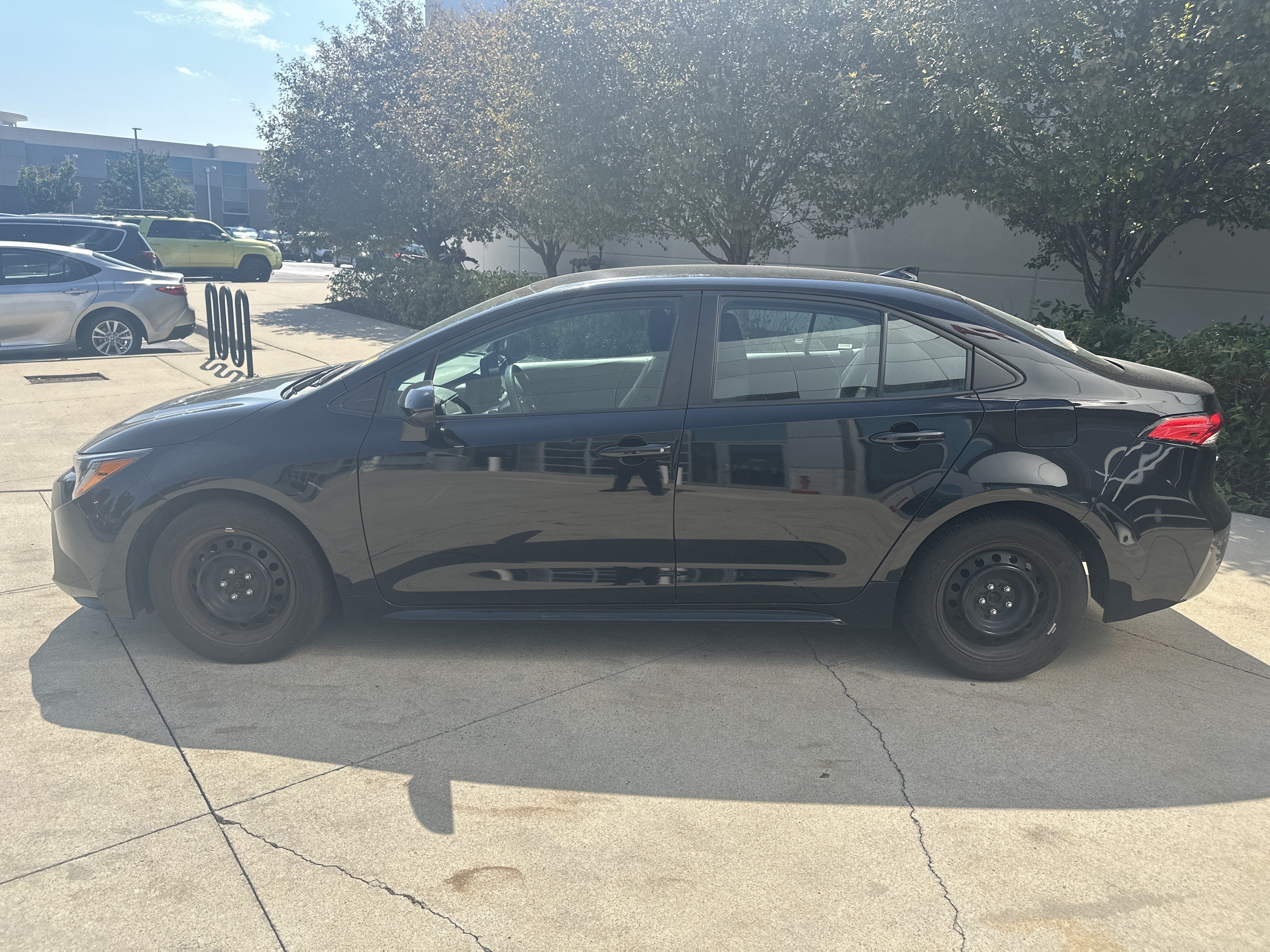 Used 2025 Toyota Corolla LE FWD image 9