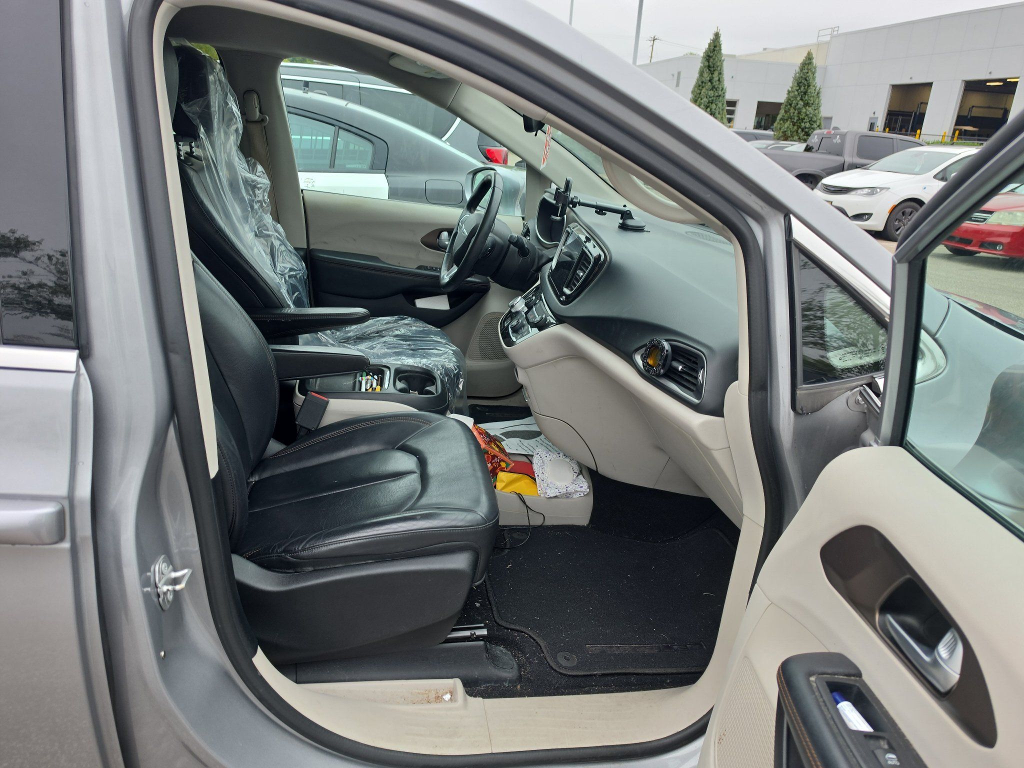 Used 2017 Chrysler Pacifica Touring-L FWD image 6