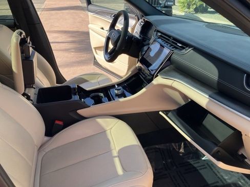 Used 2023 Jeep Grand Cherokee L Limited w/ Luxury Tech Group II image 29