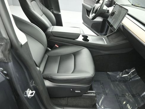Used 2023 Tesla Model Y Long Range image 25