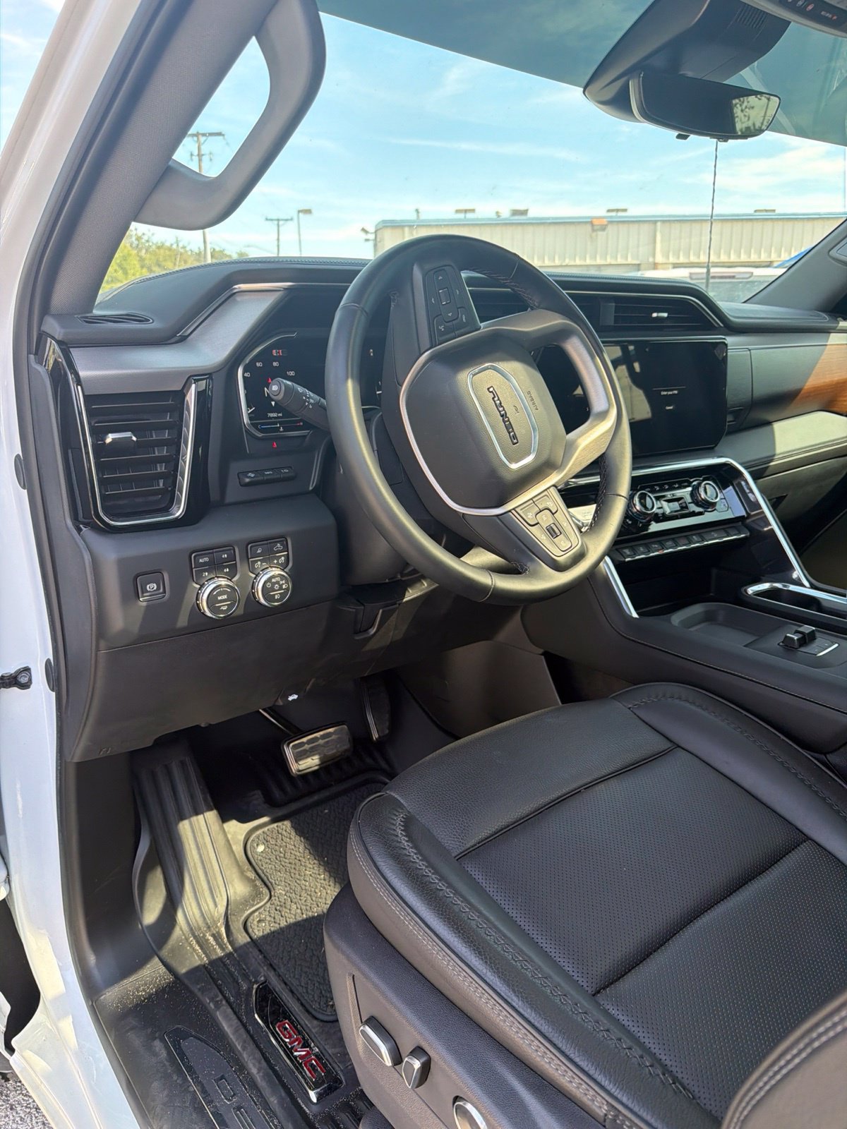 Used 2024 GMC Sierra 2500 Denali w/ Denali Reserve Package AWD/4WD image 8