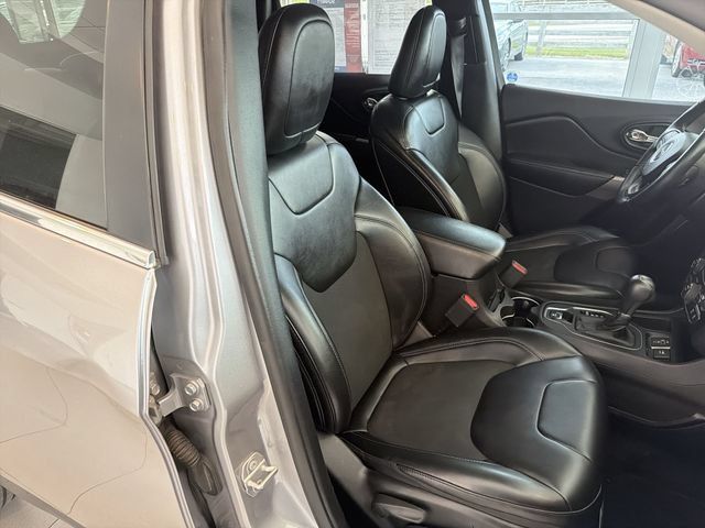 Used 2019 Jeep Cherokee Latitude Plus FWD image 18