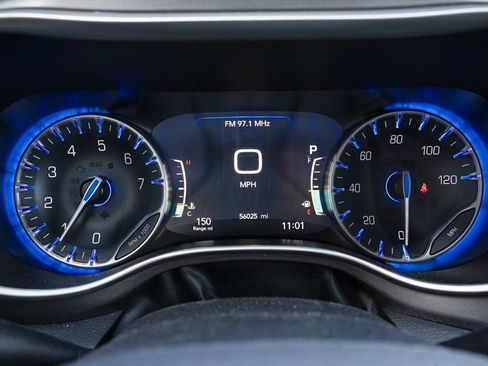 Used 2024 Chrysler Pacifica Touring-L image 17