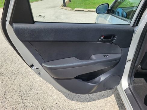 Used 2011 Hyundai Elantra GLS image 25