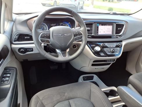 Used 2022 Chrysler Voyager LX FWD image 4