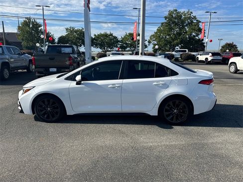 Used 2023 Toyota Corolla SE image 6