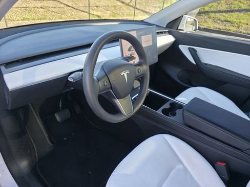 Used 2021 Tesla Model Y Long Range image 11