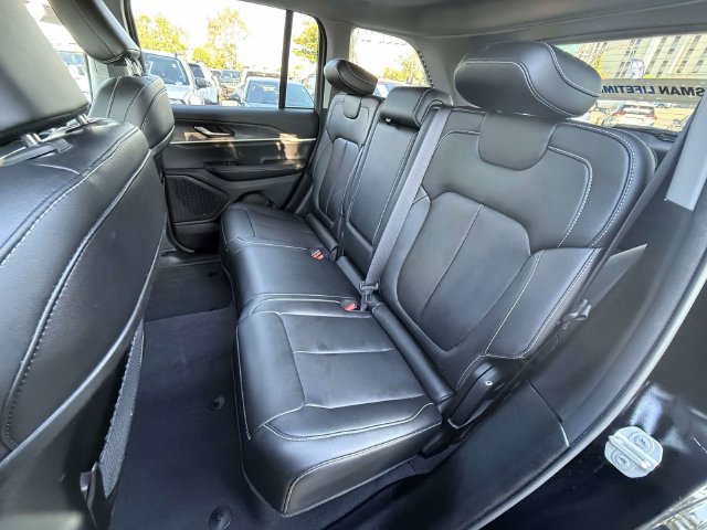 Used 2023 Jeep Grand Cherokee Limited AWD/4WD image 11