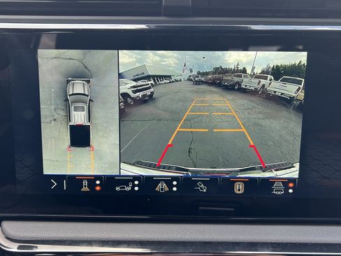 Used 2025 GMC Sierra 1500 AT4 w/ Technology Package AWD/4WD image 14