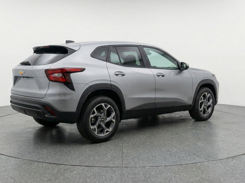 Used 2025 Chevrolet Trax LT FWD image 9