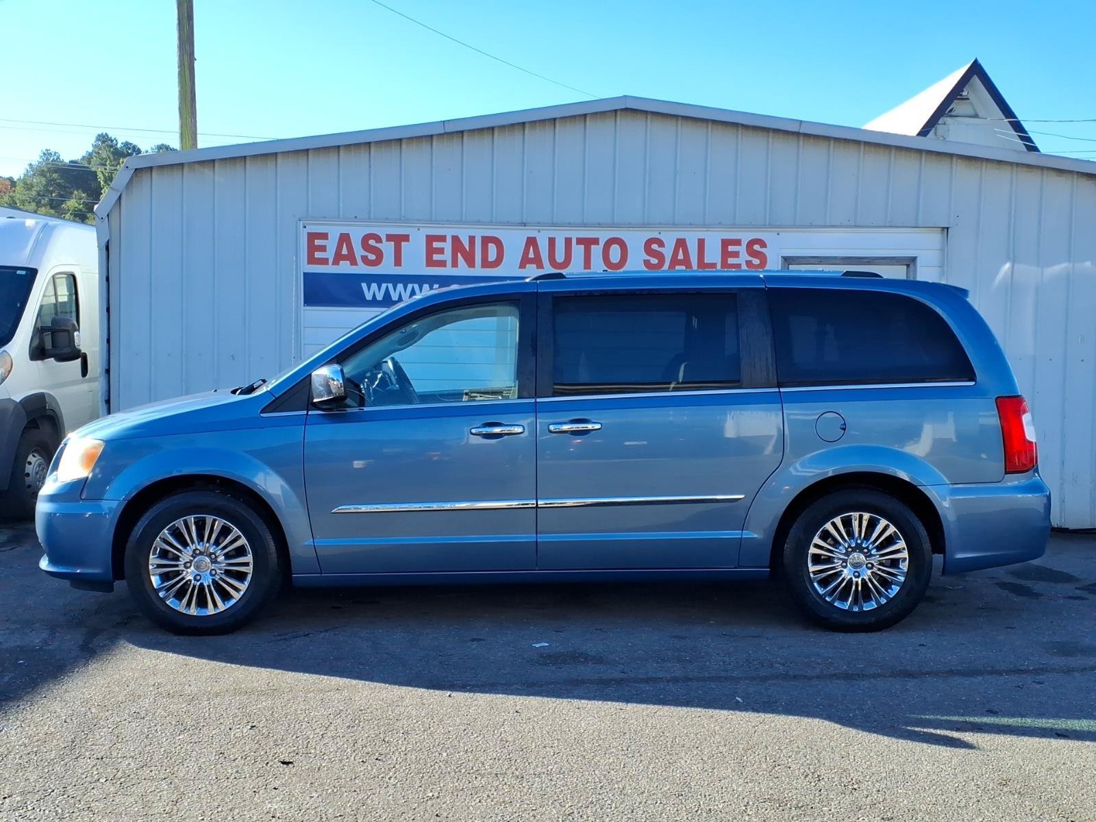 Used 2011 Chrysler Town & Country Limited w/ Trailer Tow Group FWD image 2