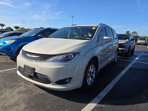 Used 2019 Chrysler Pacifica Touring-L Plus image 3