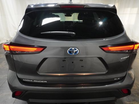 Certified 2021 Toyota Highlander XLE image 5