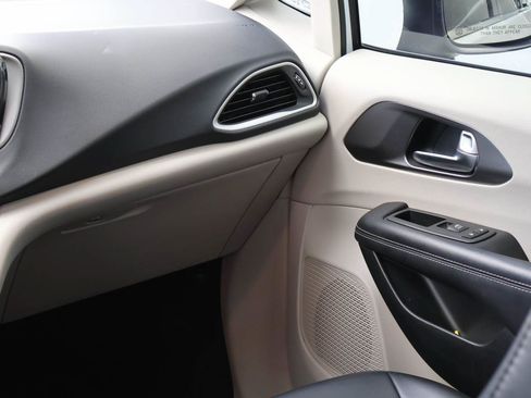 Used 2023 Chrysler Pacifica Touring-L FWD image 18