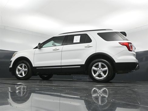 Used 2017 Ford Explorer XLT w/ Equipment Group 201A AWD/4WD image 34