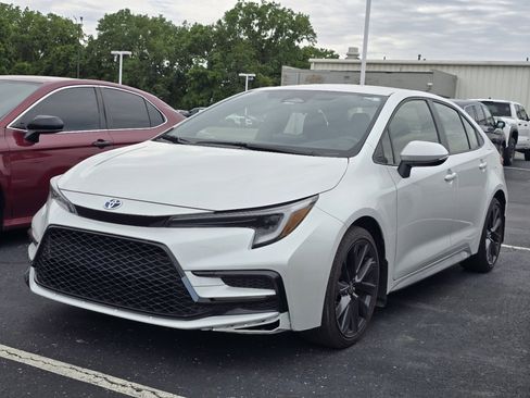 Used 2025 Toyota Corolla SE FWD image 3