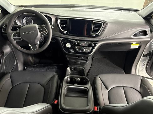 New 2027 Chrysler Pacifica Select FWD image 17