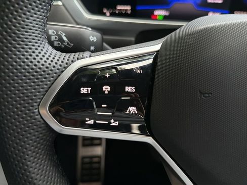 Certified 2022 Volkswagen Tiguan SE R-Line FWD image 22