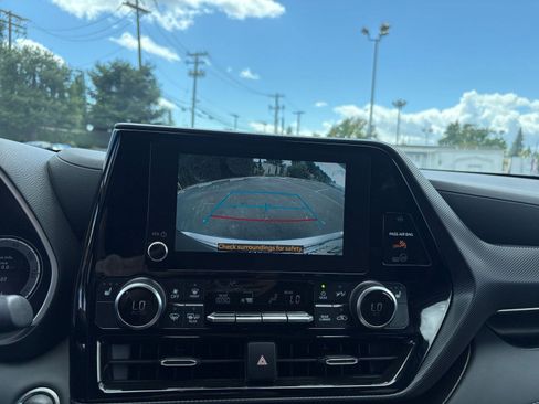 Used 2025 Toyota Highlander XSE AWD/4WD image 25