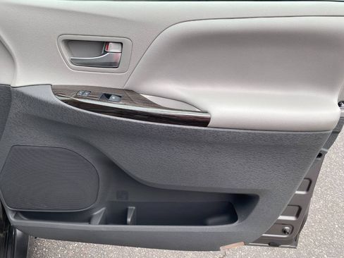 Used 2020 Toyota Sienna XLE FWD image 32