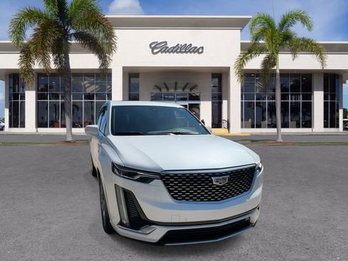 Used 2022 Cadillac XT6 Premium Luxury image 3