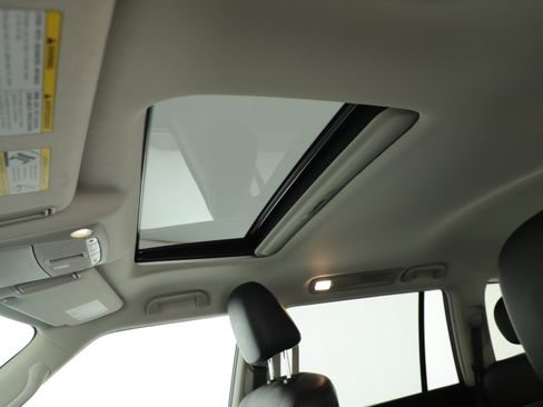 Used 2024 Nissan Armada SL w/ Captain's Chairs Package image 27