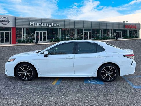 Used 2018 Toyota Camry SE image 5