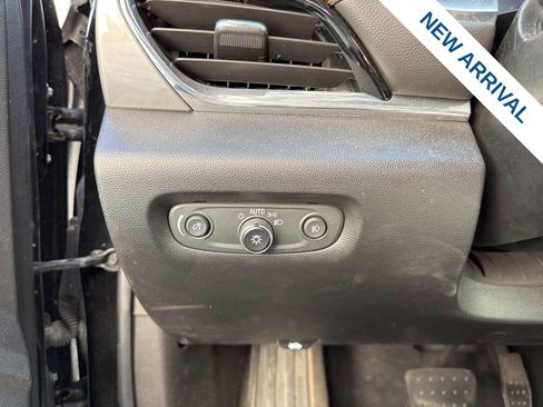 Used 2020 Chevrolet Traverse LT image 20