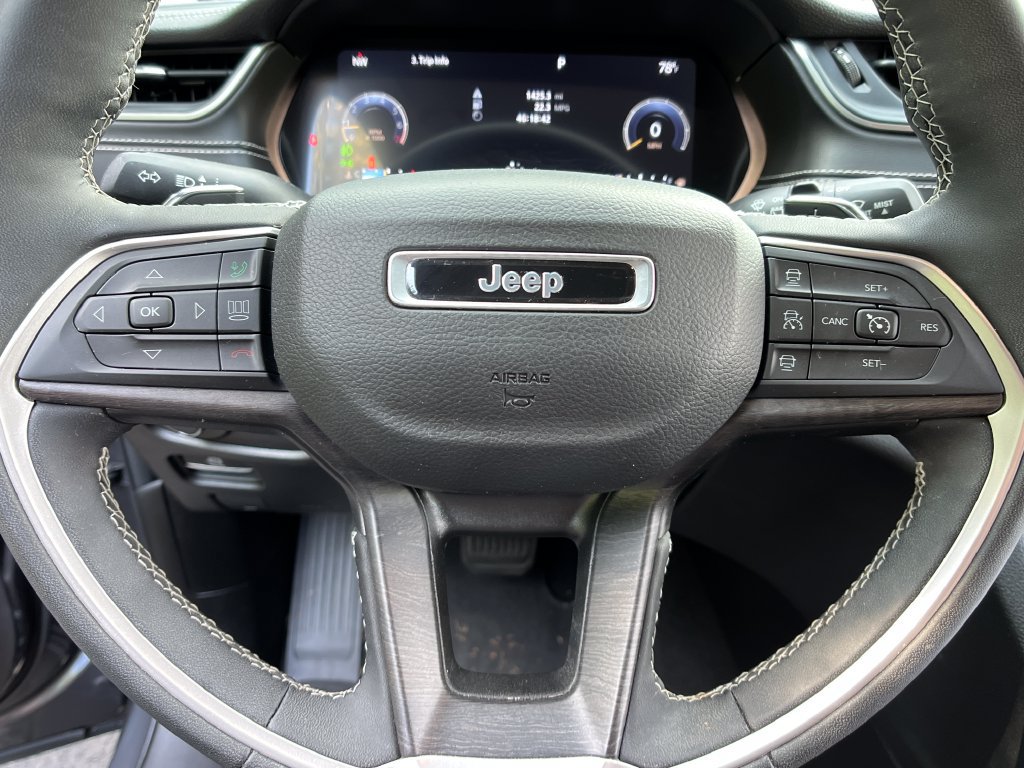 Used 2023 Jeep Grand Cherokee Limited w/ Luxury Tech Group II AWD/4WD image 14