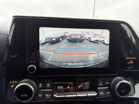 Used 2023 Toyota Highlander XLE AWD/4WD image 20