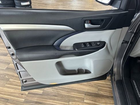 Used 2019 Toyota Highlander XLE image 11