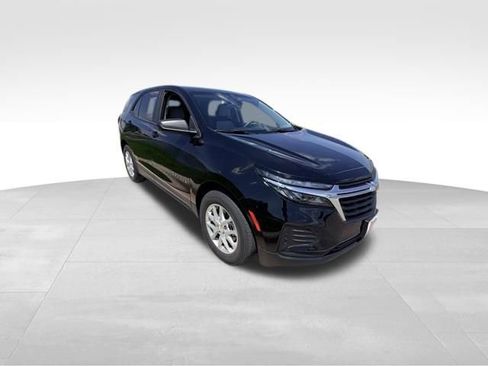 Used 2023 Chevrolet Equinox LS w/ LS Convenience Package AWD/4WD image 2