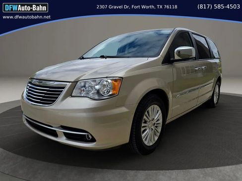 Used 2016 Chrysler Town & Country Limited FWD image 1
