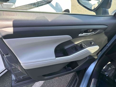 Used 2024 Toyota Highlander XLE image 16