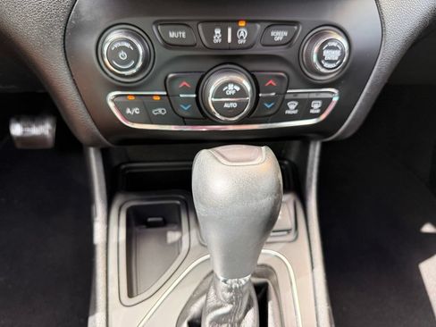 Used 2019 Jeep Cherokee Latitude Plus w/ Comfort/Convenience Group FWD image 27