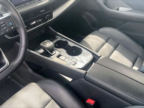 Used 2024 Nissan Rogue SV w/ SV Premium Package FWD image 17